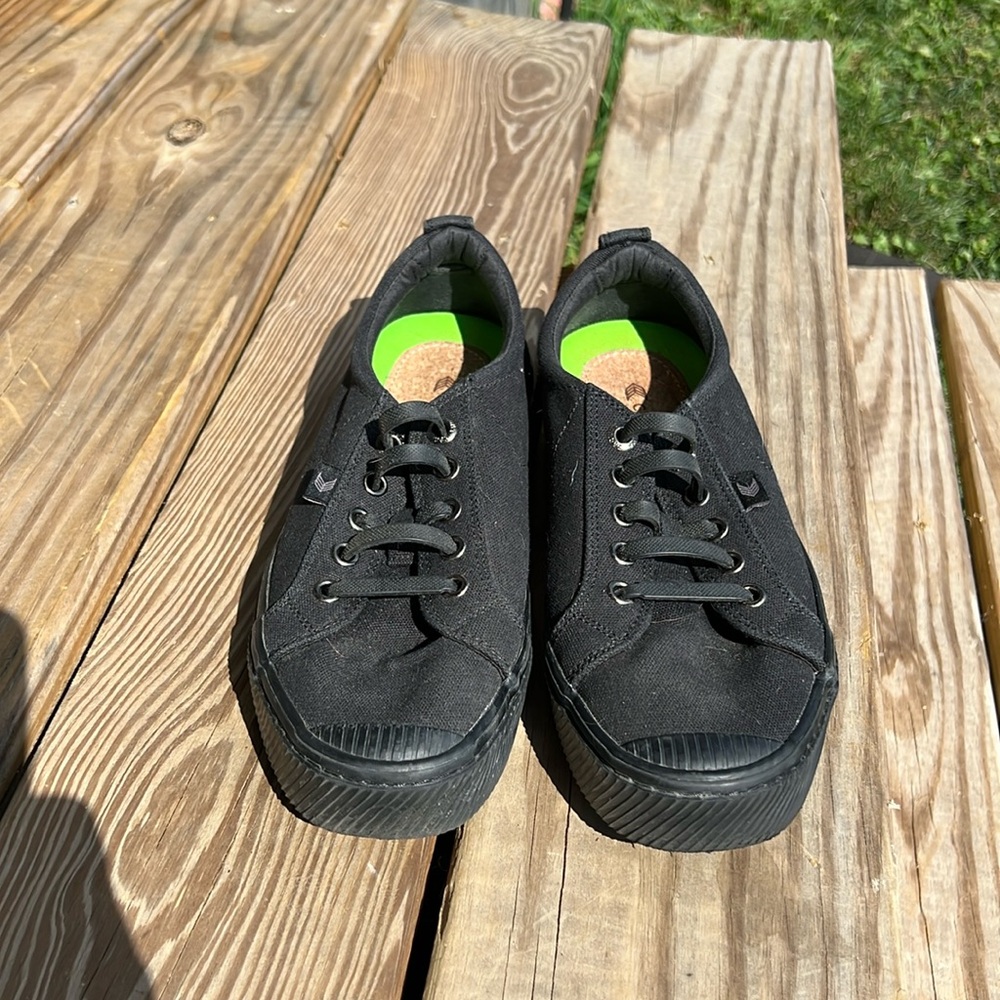 Cariuma sneakers women 8 men’s 6.5